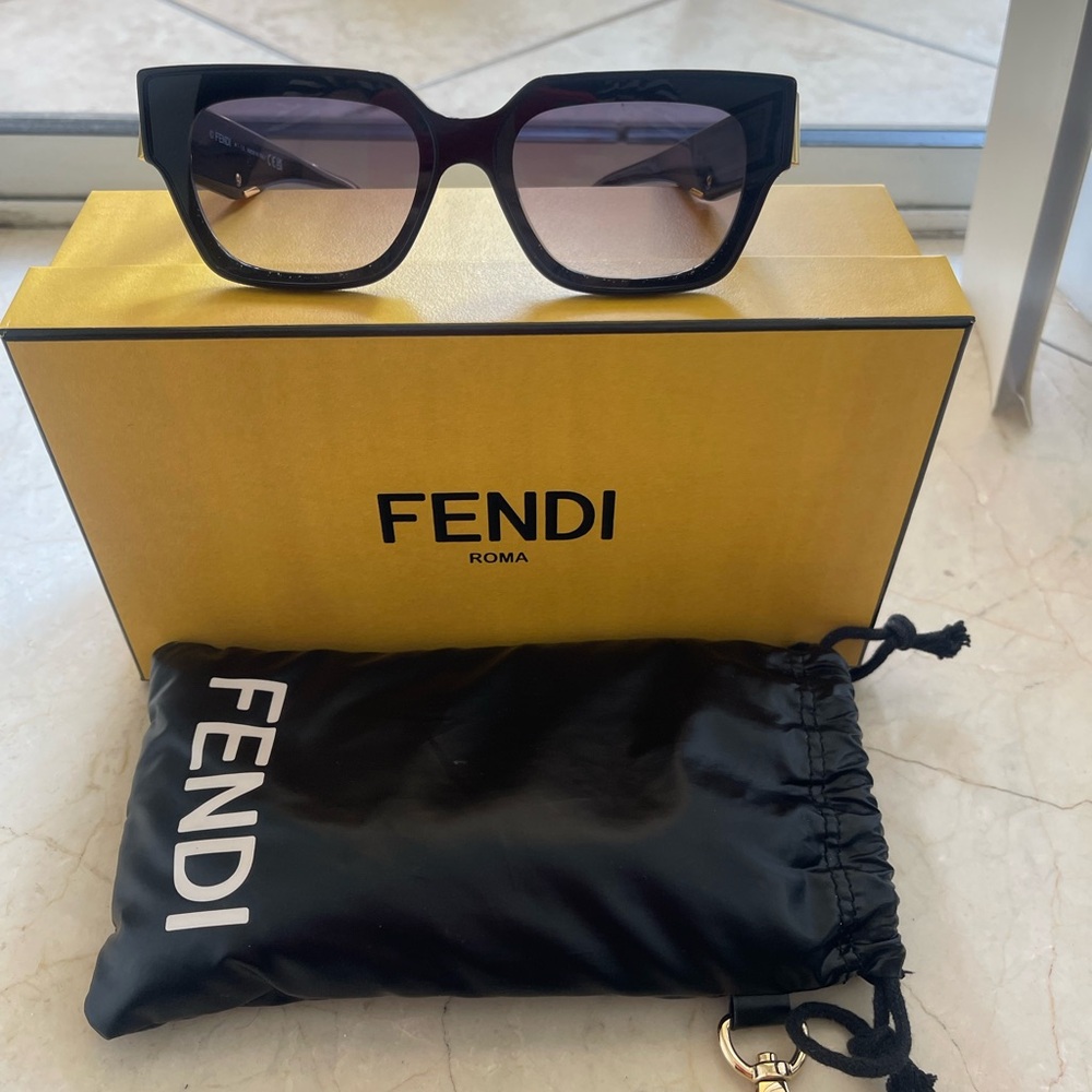 Fendi First
Black acetate sunglasses
Very good condition